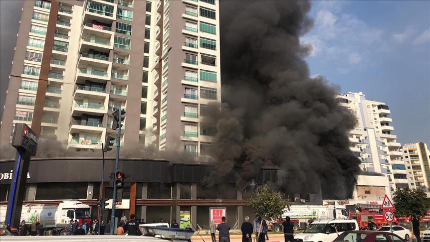 mersin de 12 katli apartmanin altindaki dukkanlarda yangin