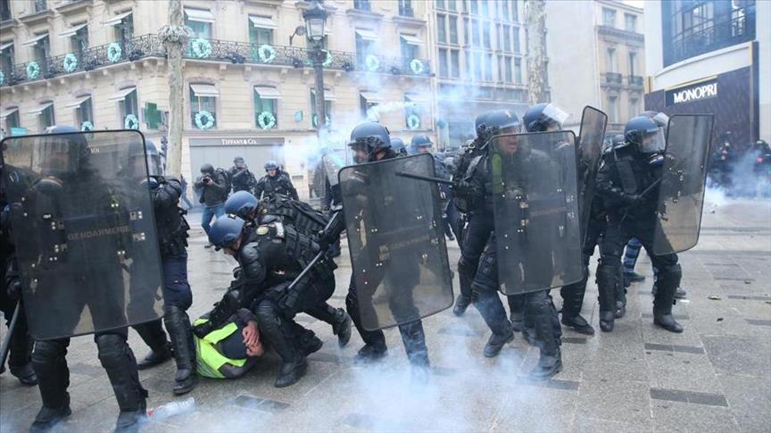 Fransa'da 'sarı yeleklilerin' gösterilerinde polis şiddetine soruşturma