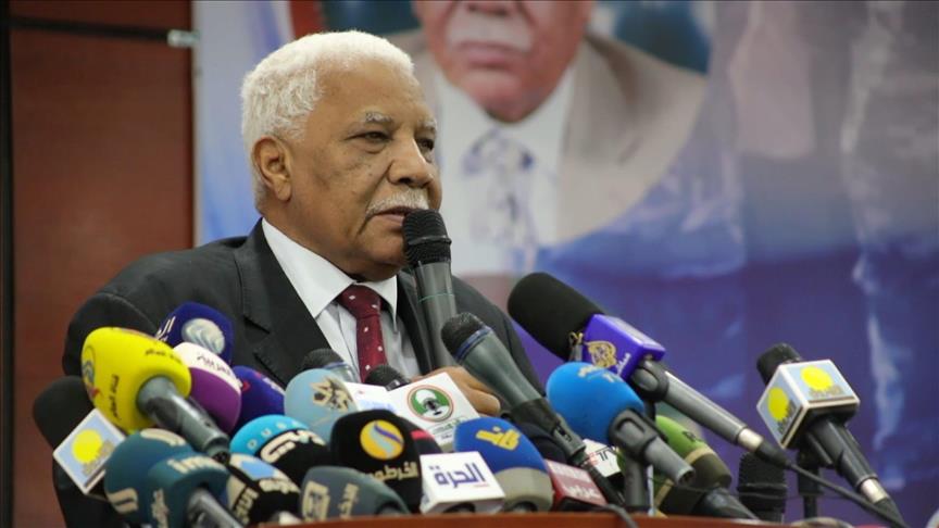 وزير الداخلية السوداني: نعلن وقوفنا التام والكامل مع البشير