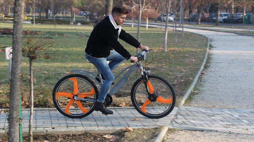 Студентска иновативност: Електричен велосипед кој го прочистува воздухот