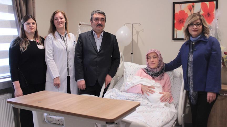 anne karninda ters duran bebek normal dogumla dunyaya geldi