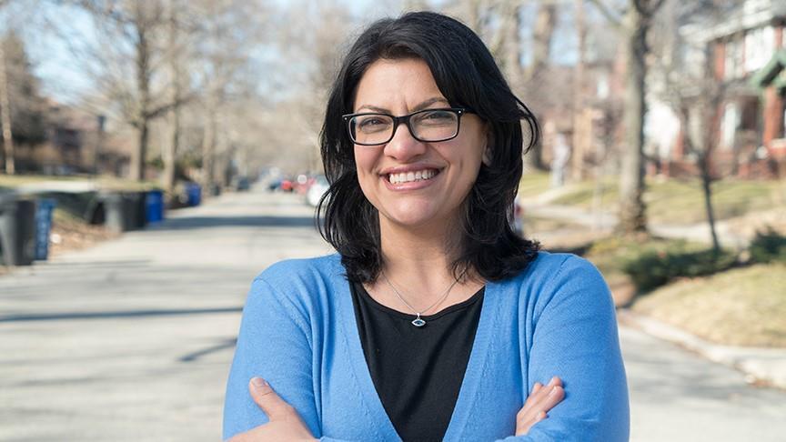 Rashida Tlaib se juramenta como congresista de EEUU con atuendo tradicional palestino