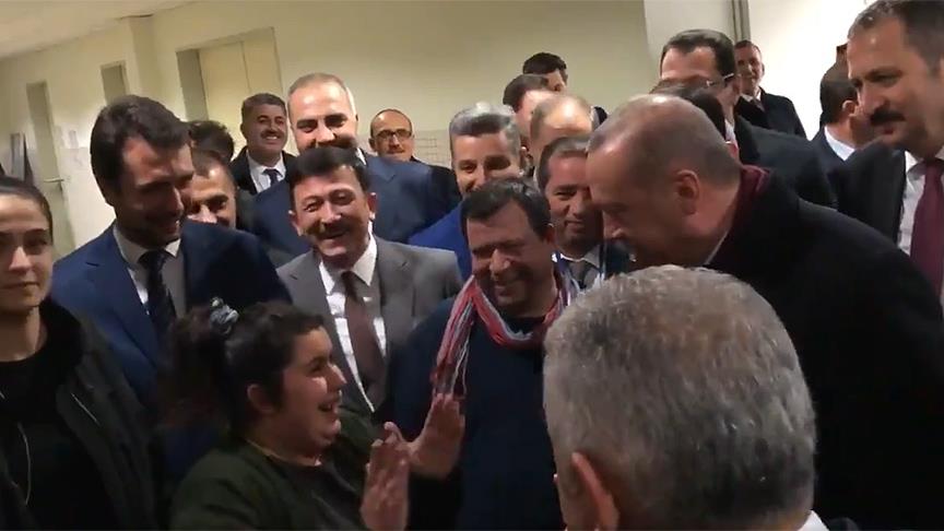 Cumhurbaşkanı Erdoğan sevgisini dile getiren gençle sohbet etti