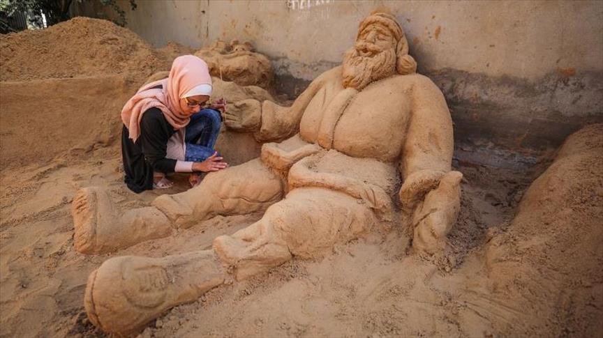 بالرمل والماء.. منحوتات "رانا" تبدع في تجسيد الواقع الفلسطيني (تقرير)