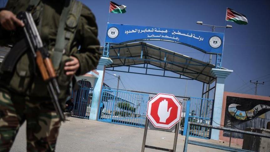 السلطة الفلسطينية تقرر سحب موظفيها العاملين في معابر غزة