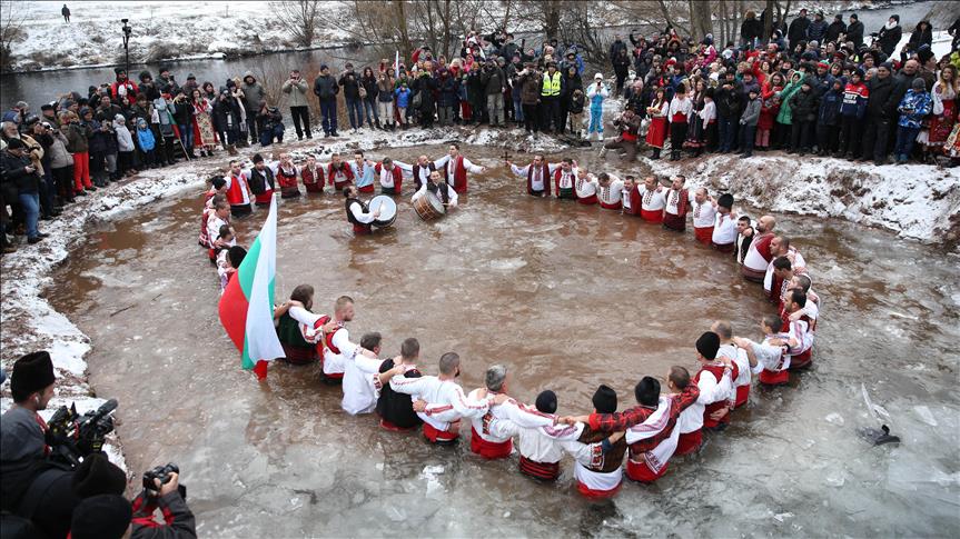 Традиција стара два века: Бугарите од Калофер заиграа во ледените води на Тунџа