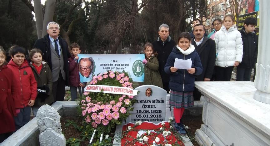 Sanatçı Münir Özkul'u mezun olduğu okulun öğrencileri andı