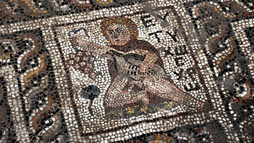 Binlerce yıllık mozaikte turp figürü 