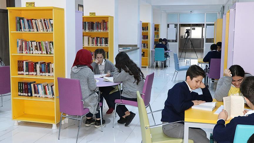 Okul kütüphanesini koridora taşıdılar