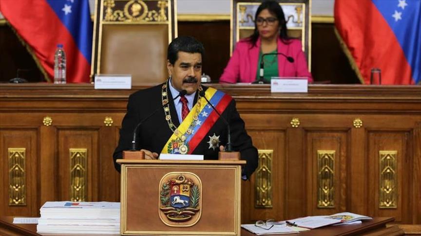 Maduro en un podio