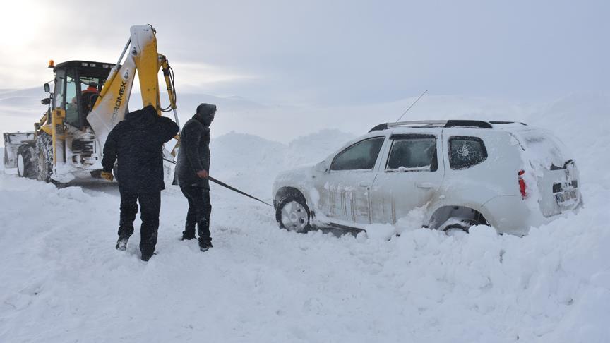 Kars'ta kardan dolayı yolda kalan vatandaşlar kurtarıldı