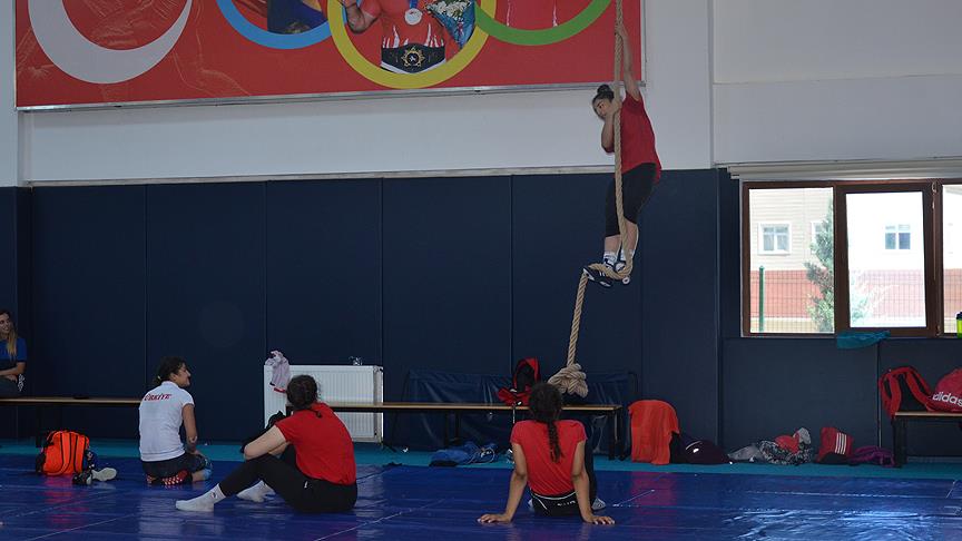 Kadın güreşçiler Niğde'de güç depolayacak
