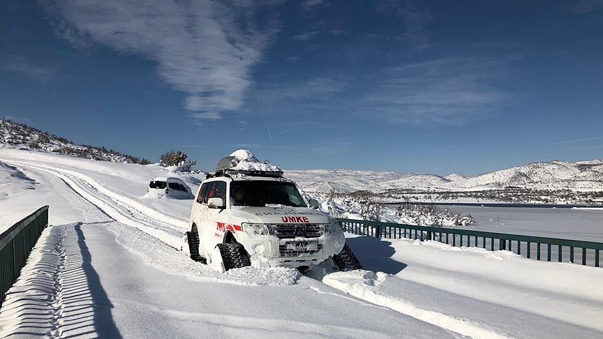 Yolu kapanan köydeki Nisa bebek için seferber oldular