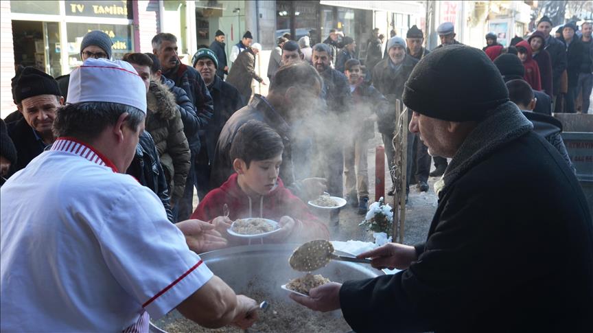 Tarihi camide 'pilav ikramı' geleneği