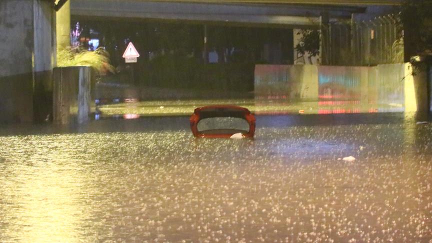 İzmir'de bazı araçlar su birikintilerinde kaldı