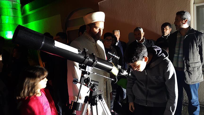 إمام تركي يضع تلسكوبا في المسجد لاستقطاب اليافعين 