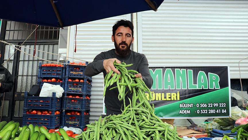 Hafta sonu pazar tezgahında hafta içi dizi setlerinde