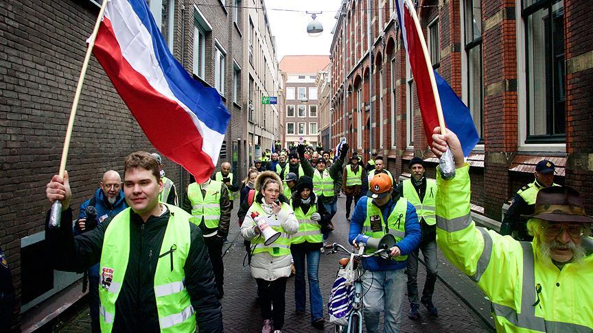 Hollanda'da 'sarı yelekliler' hükümeti protesto etti