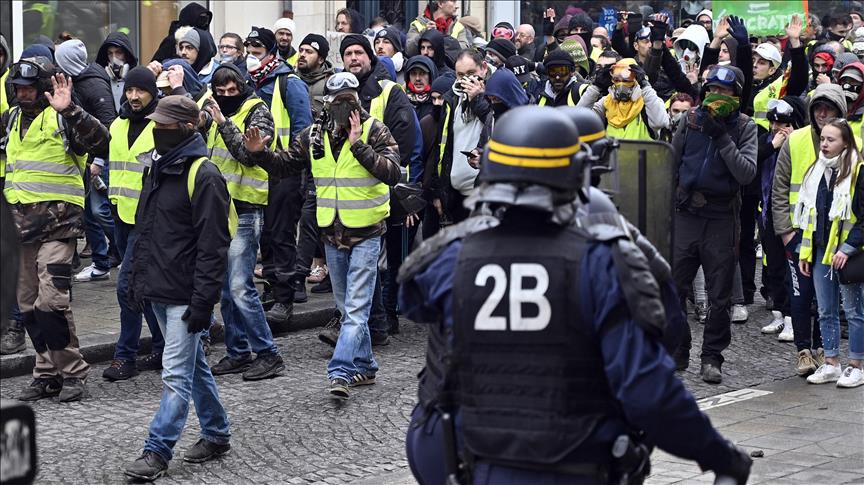 الداخلية الفرنسية: 82 من "السترات الصفراء" قيد الحجز الاحتياطي