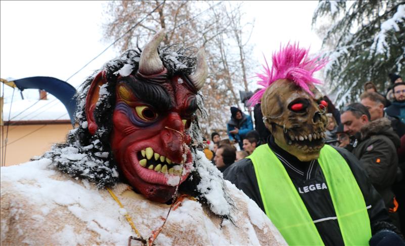Се дефиле на различни маски отворен традиционалниот „Вевчански карневал“
