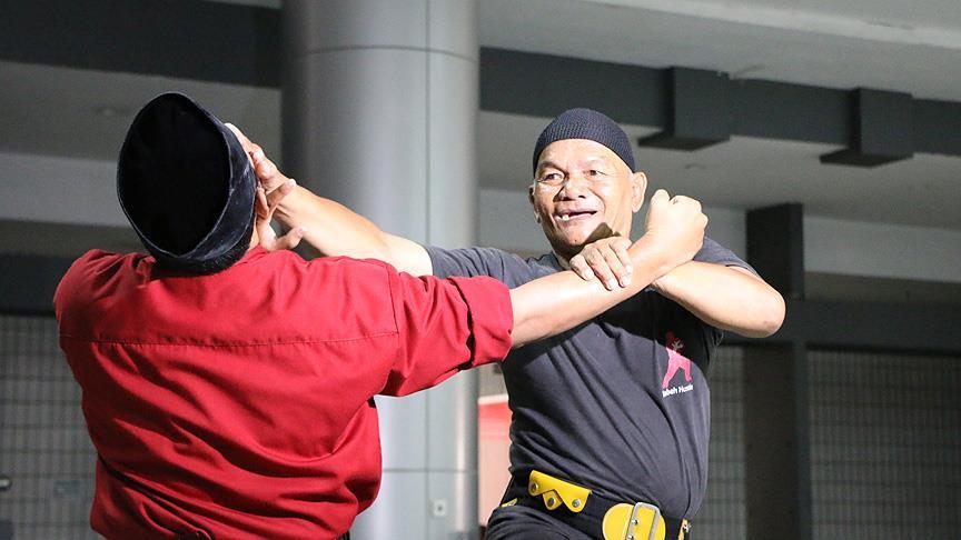 Geleneksel dövüş sanatı Pencak Silat ile zinde kalıyorlar