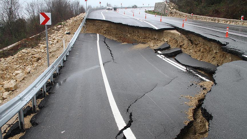 Düzce'de heyelan nedeniyle yol trafiğe kapatıldı