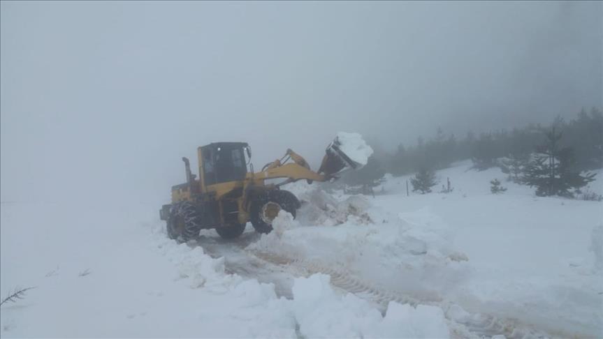 Turkey: 5 workers stranded due to heavy snow rescued 
