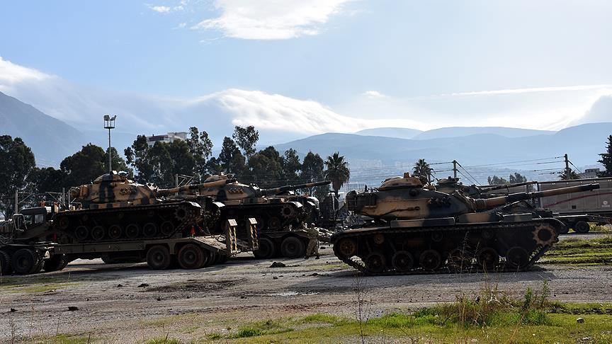 الجيش التركي يدفع بتعزيزات نحو حدود إدلب السورية