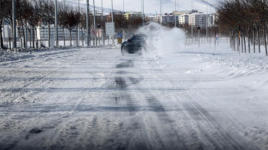 Karlı ve buzlu&#39; yolları kullanan sürücülere uyarılar