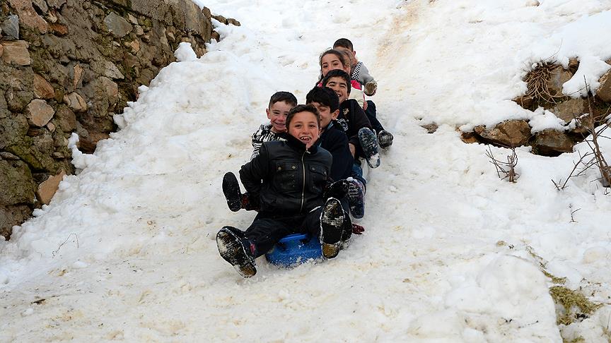 Bitlis ve Van'da eğitime kar engeli