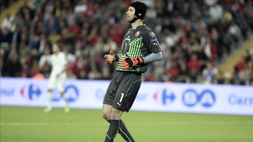 Arsenal goalkeeper Cech to retire at season's end
