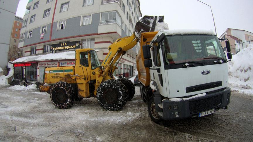 Bir haftada 600 kamyon kar taşıdılar