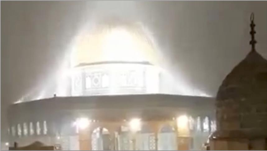 المسجد الأقصى وقبة الصخرة تغسل بالماء والثلج والبرد