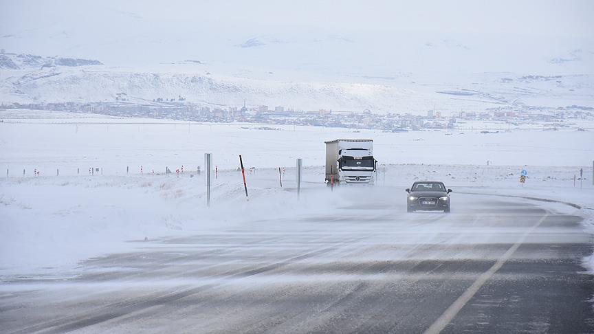 Doğu'da bin 220 köy ve mahalle yolu ulaşıma kapandı