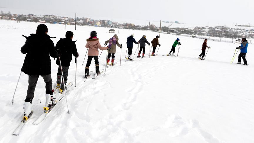 Atıl tesis faaliyete geçti, yüzlerce çocuk kayakla tanıştı