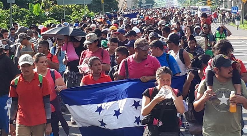 Parte de la nueva caravana migrante ya cruzó de Honduras a Guatemala