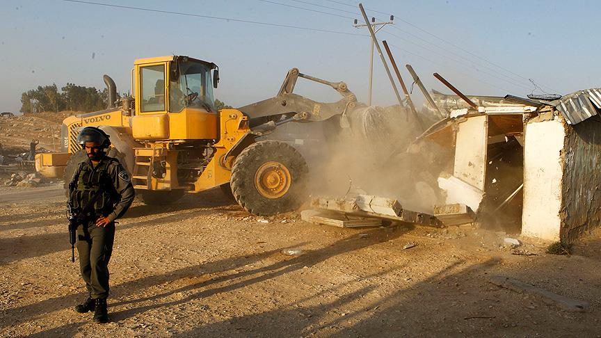 İsrail güçleri Batı Şeria'da Filistinli ailenin evini yıktı
