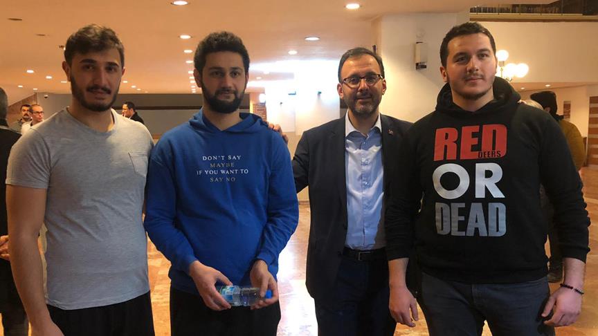 Gençlik ve Spor Bakanı Kasapoğlu'ndan öğrencilere sürpriz ziyaret