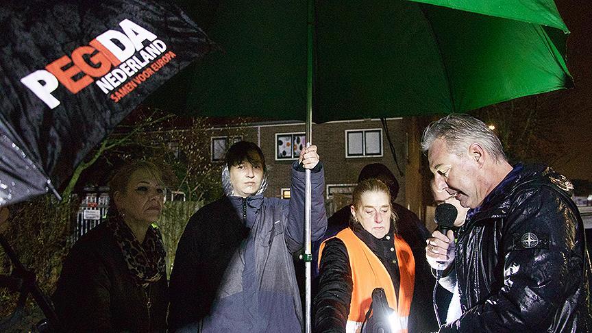 Hollanda'da cami önünde provokatif 'İslam karşıtı' gösteri