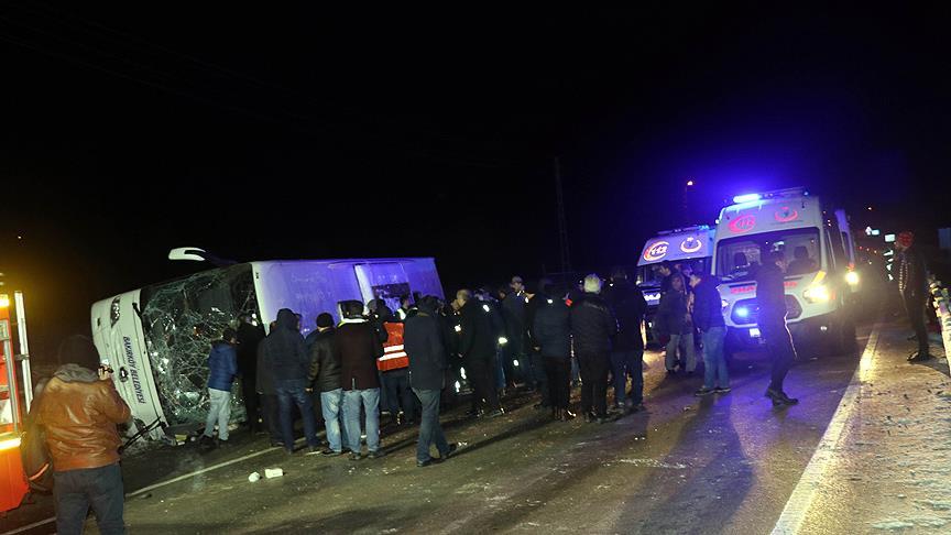 Amasya'da yolcu otobüsü devrildi: 2 ölü, 35 yaralı