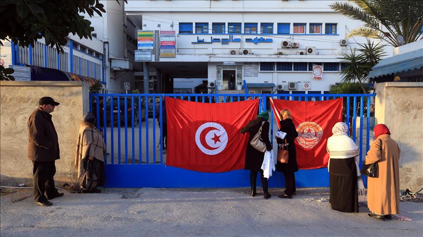 Tunisia civil servants answer labor union's strike call
