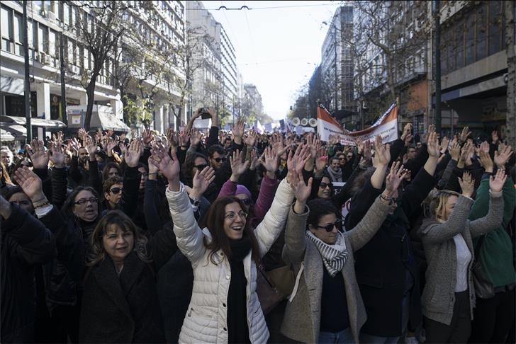 أثينا.. آلاف المدرسين يتظاهرون رفضا لتعديل شروط التعيين