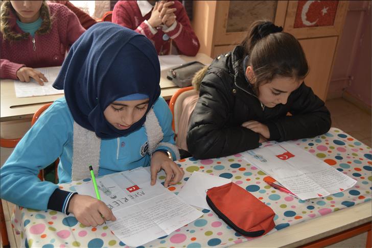 تلاميذ سوريون يبعثون رسائل شكر لجنود تركيا في عفرين