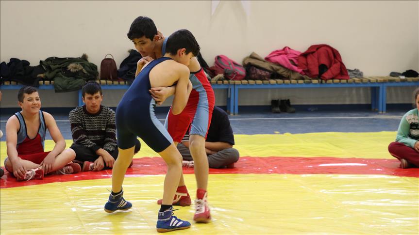 Köy çocuklarını 'güreş'le okullu yaptı 