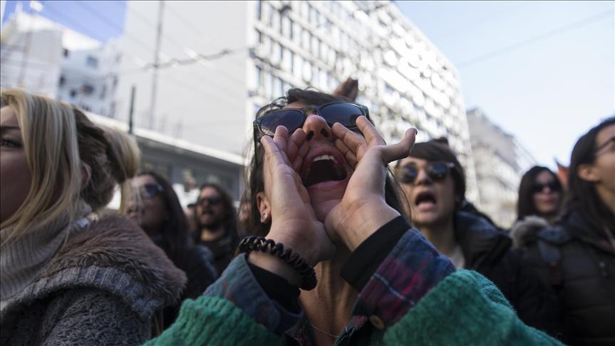 Prosvjetni radnici protestuju u Atini, kratki sukob s policijom