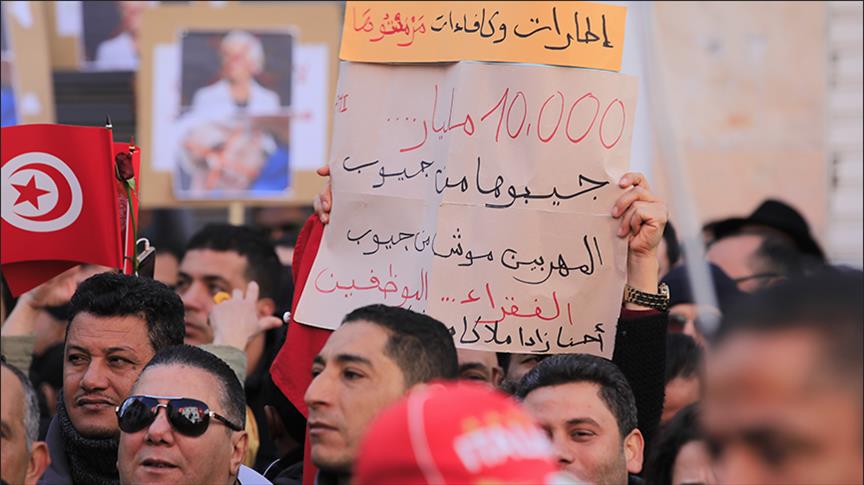 تونس.. آلاف الموظفين العموميين يعتصمون للمطالبة بزيادة الأجور