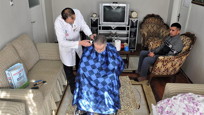 Hasta ve yaşlıların 'berber Yalçın'ı gönüllerde taht kurdu