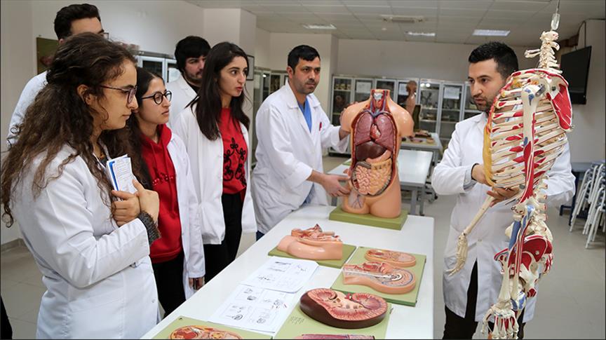 أكاديمية تركية تخدم العلم بجثمانها