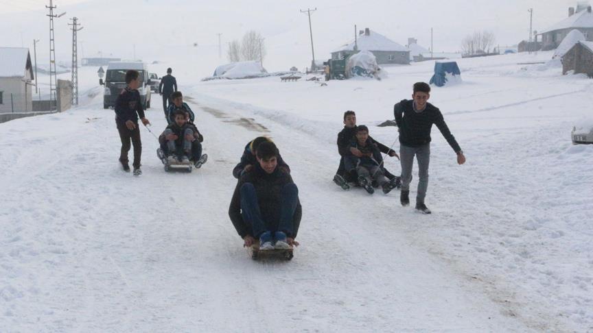 Kar soğuğunu futbol ve kızaklarla eğlenceye dönüştürüyorlar
