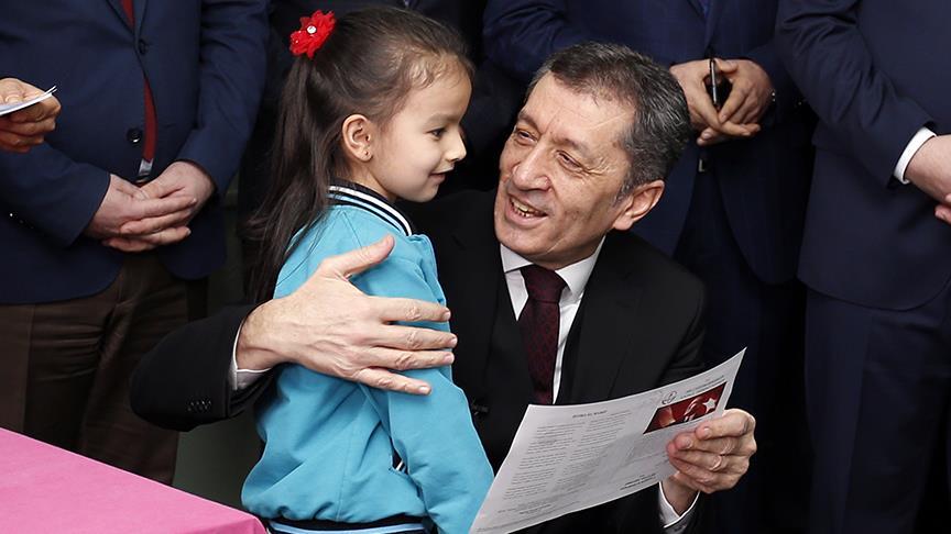 Bakan Selçuk öğrencilere karne dağıttı